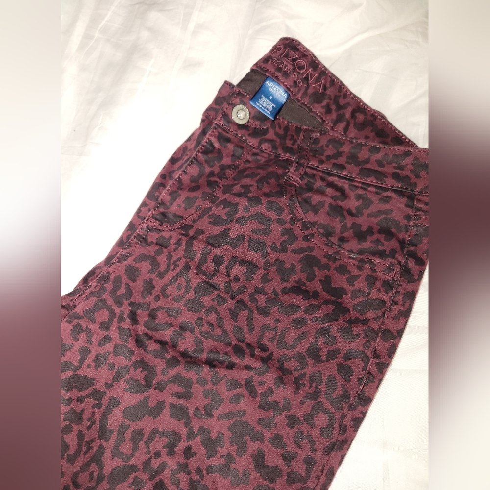 Maroon leopard animal Print ankle pants size 3 juniors